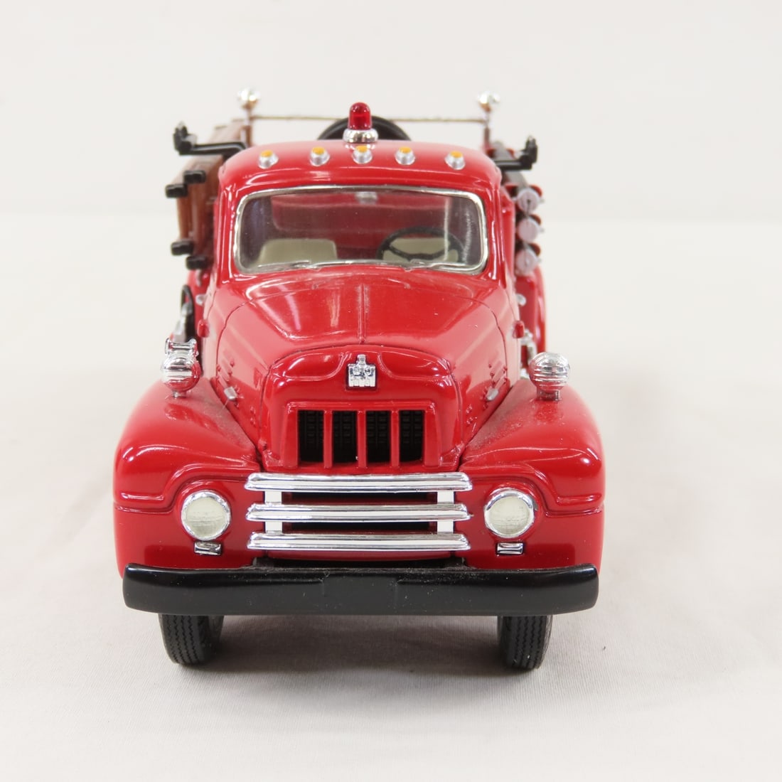 1st Gear 1:34 1957 INTL Farmall Fire Truck - 8