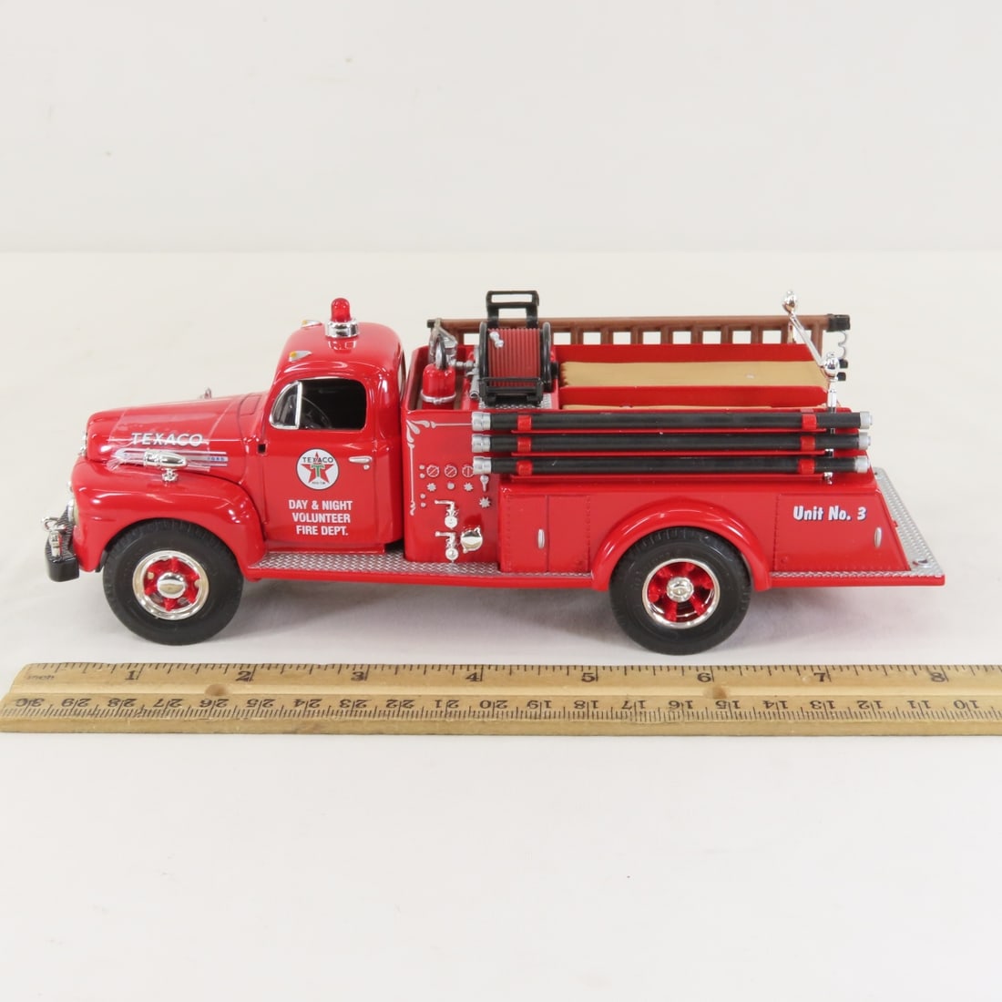 1st Gear 1:34 Scale Texaco 1951 Ford Fire Truck - 2