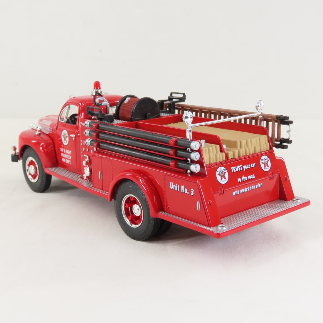 1st Gear 1:34 Scale Texaco 1951 Ford Fire Truck - 3