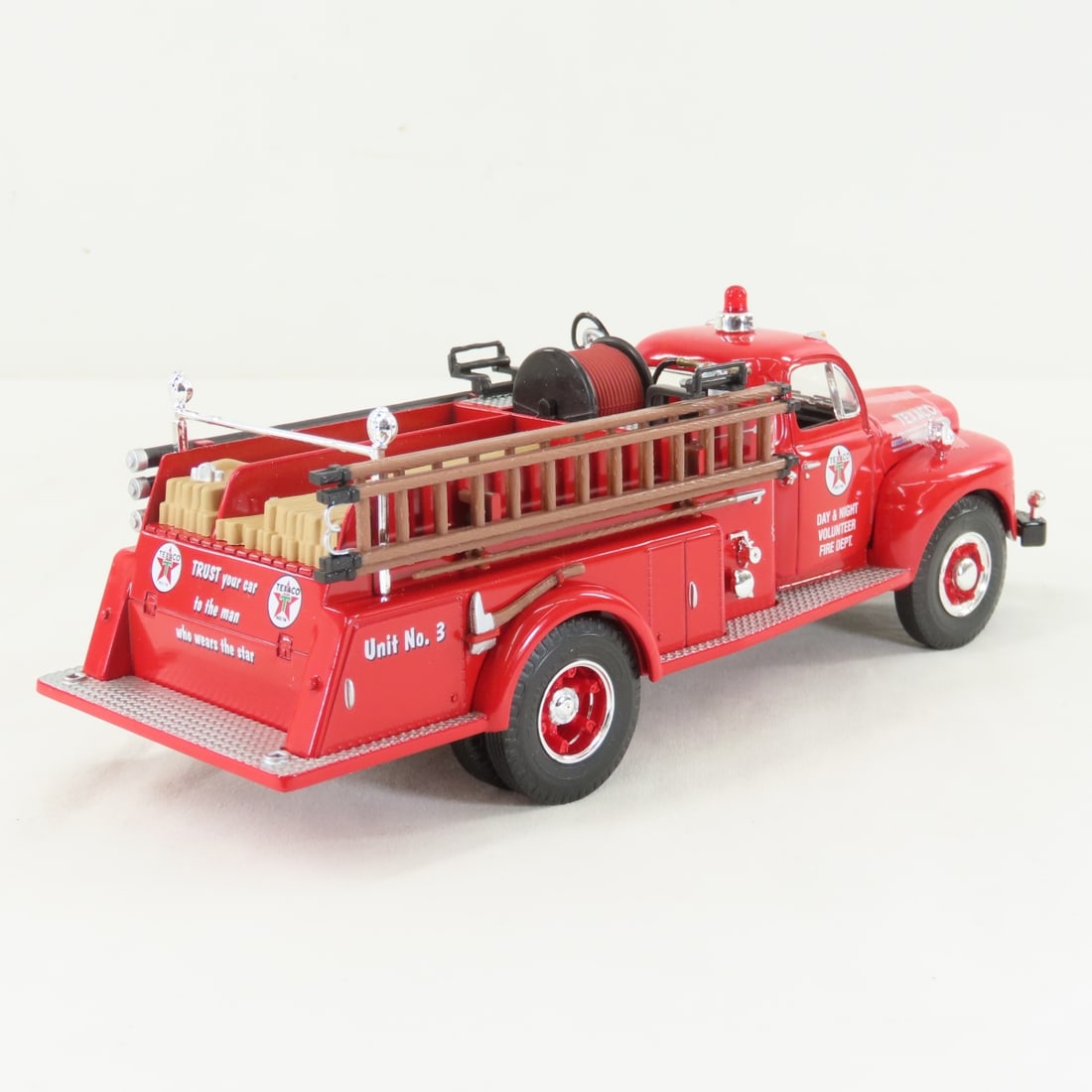 1st Gear 1:34 Scale Texaco 1951 Ford Fire Truck - 5