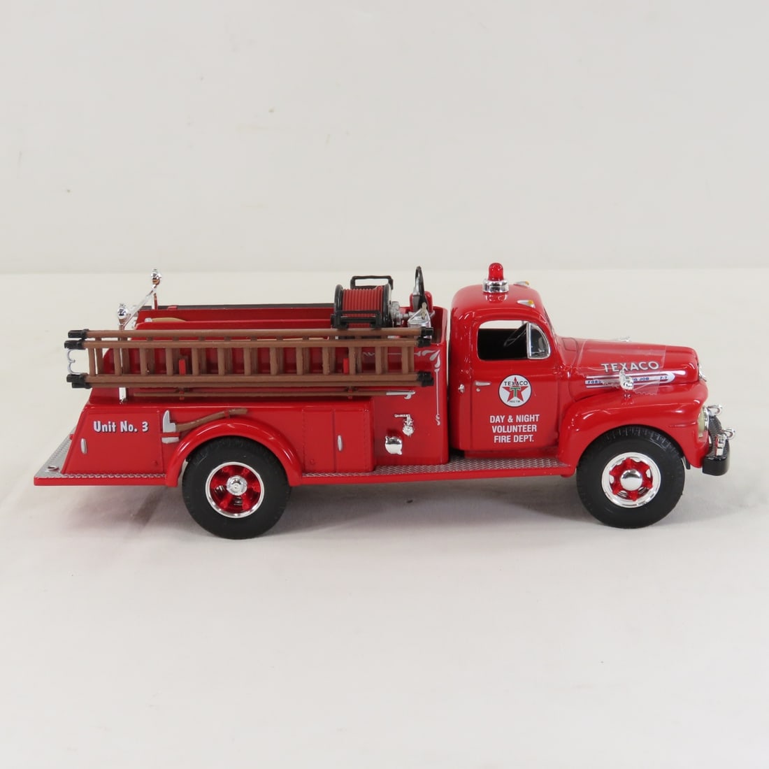 1st Gear 1:34 Scale Texaco 1951 Ford Fire Truck - 6