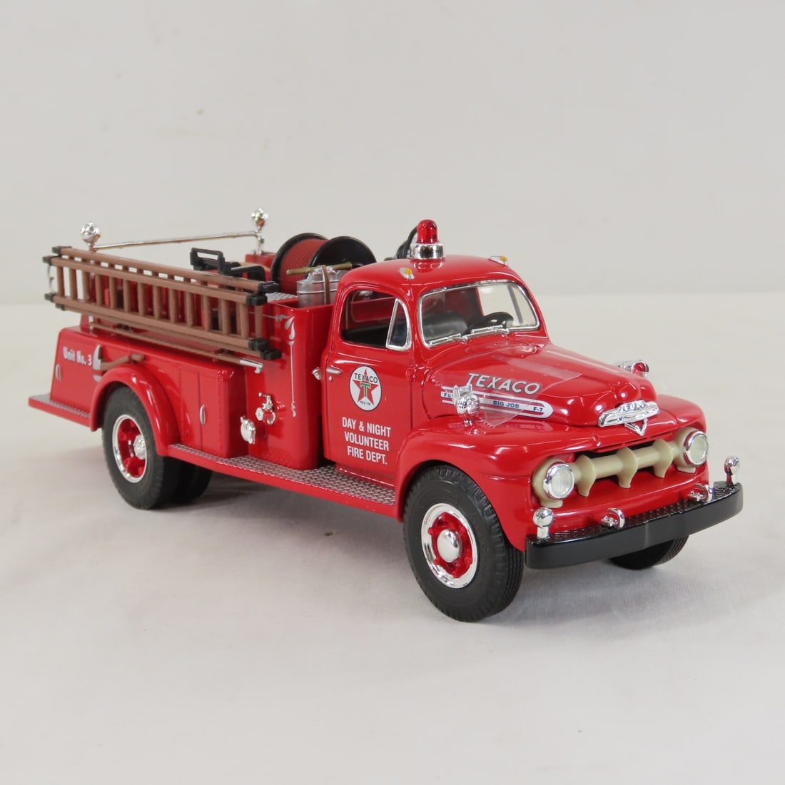 1st Gear 1:34 Scale Texaco 1951 Ford Fire Truck - 7
