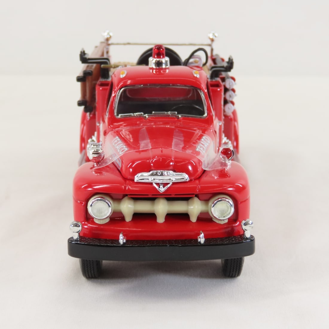 1st Gear 1:34 Scale Texaco 1951 Ford Fire Truck - 8