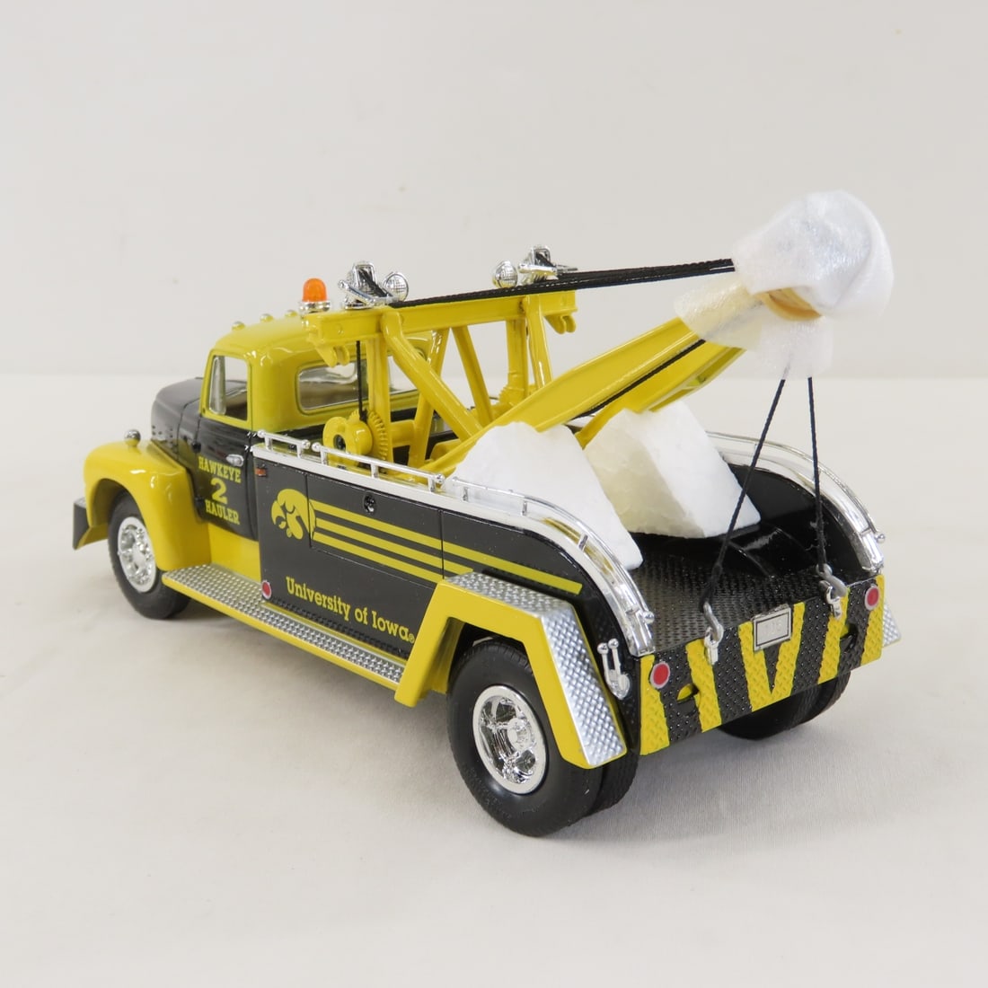 1st Gear Iowa Hawkeyes 1957 INTL R200 Tow Truck - 3