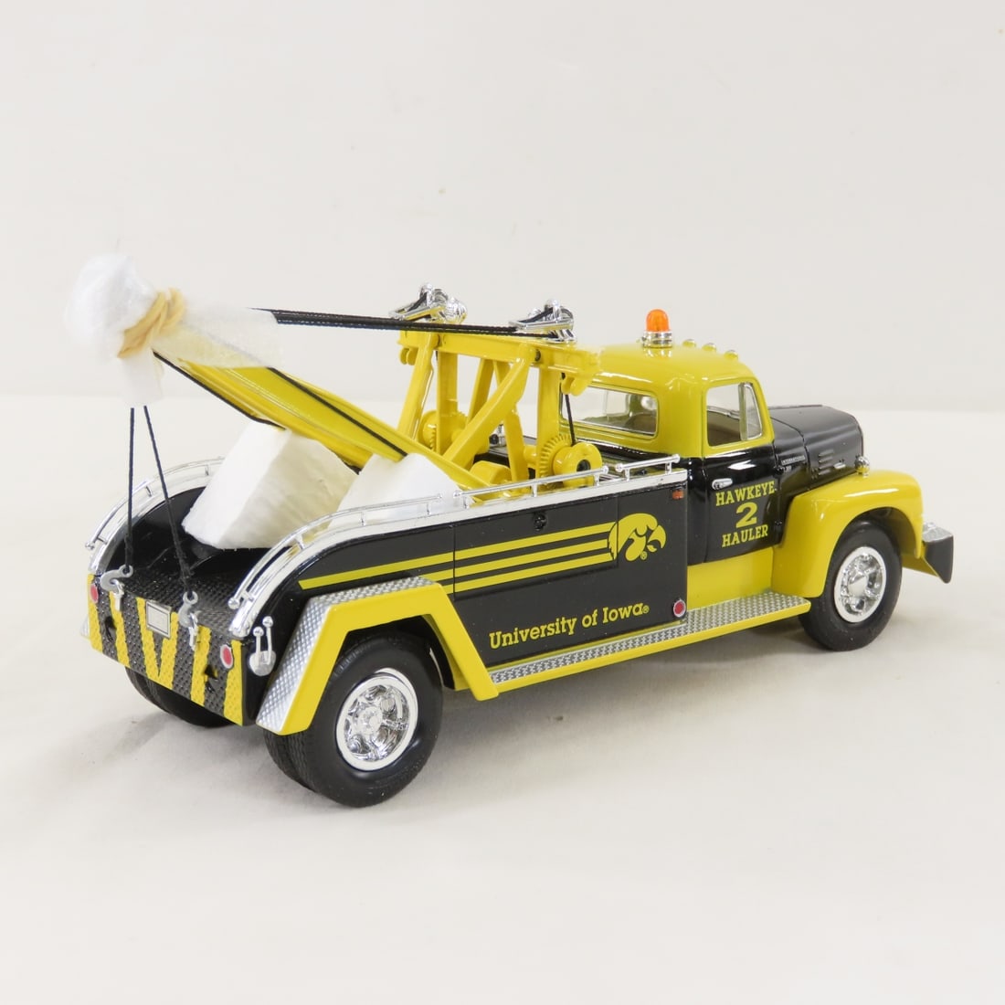 1st Gear Iowa Hawkeyes 1957 INTL R200 Tow Truck - 5