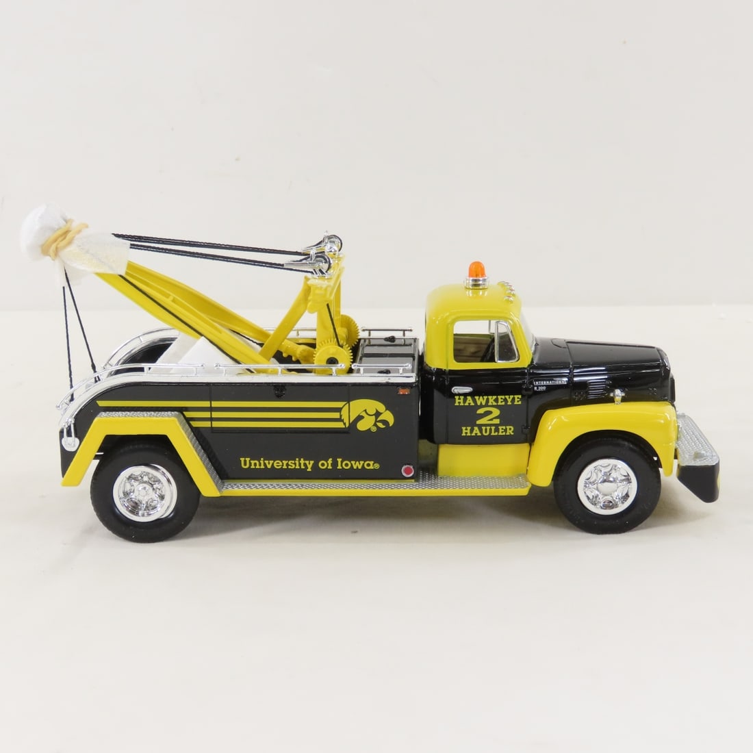 1st Gear Iowa Hawkeyes 1957 INTL R200 Tow Truck - 6