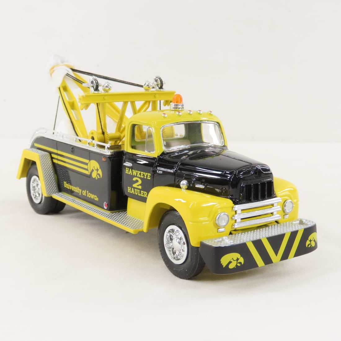 1st Gear Iowa Hawkeyes 1957 INTL R200 Tow Truck - 7