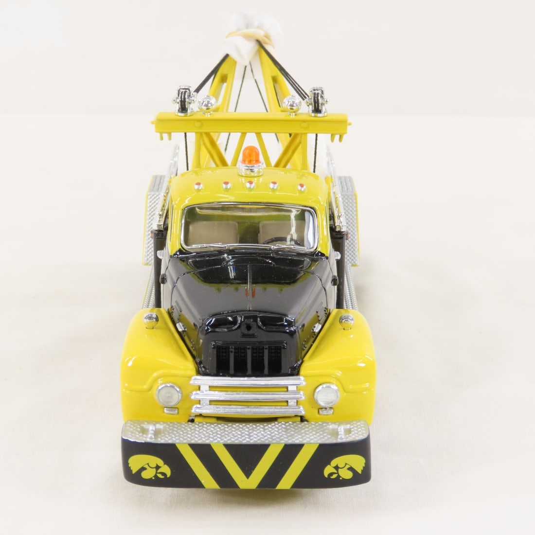 1st Gear Iowa Hawkeyes 1957 INTL R200 Tow Truck - 8