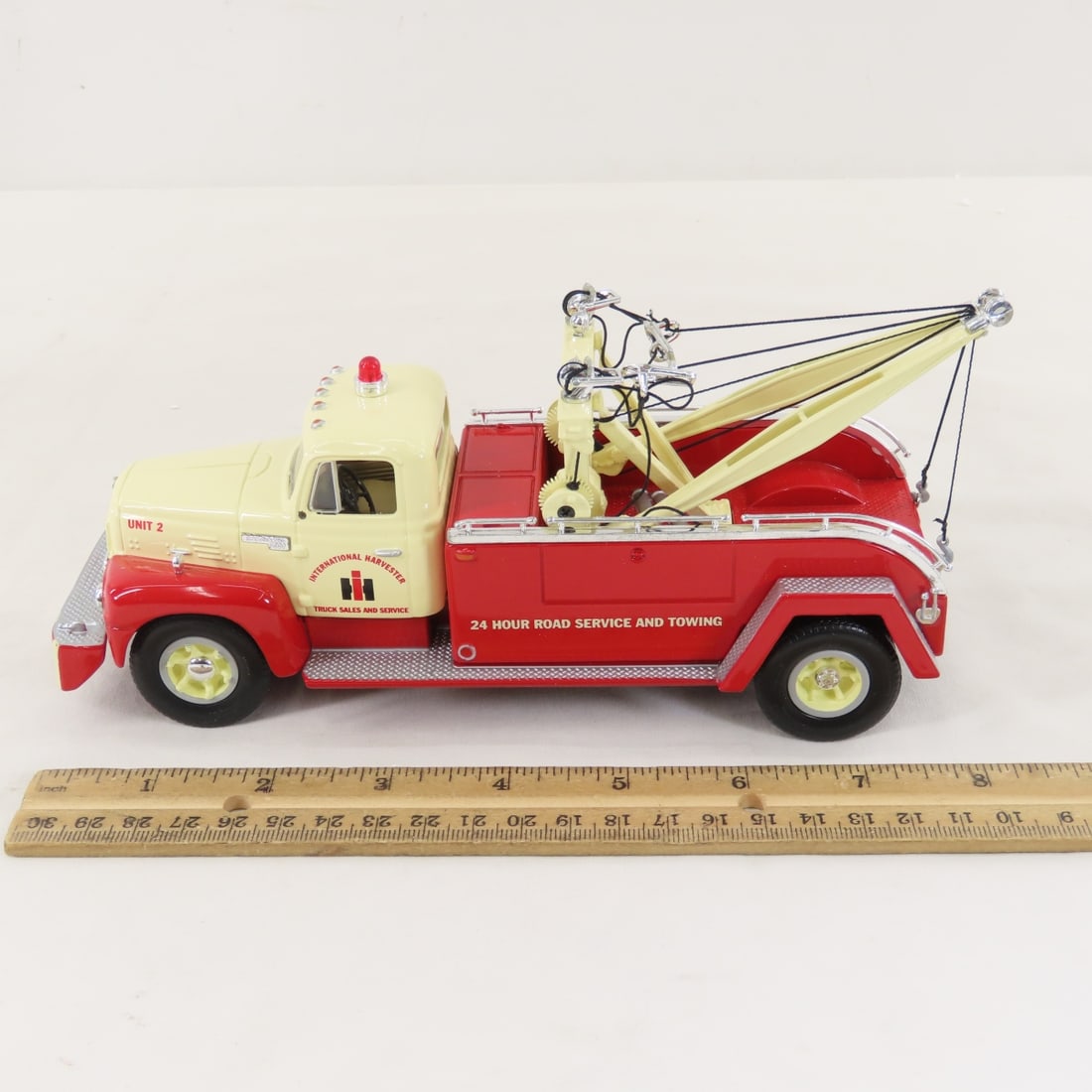1st Gear 1:34 1957 INTL Harvester R200 Tow Truck - 2