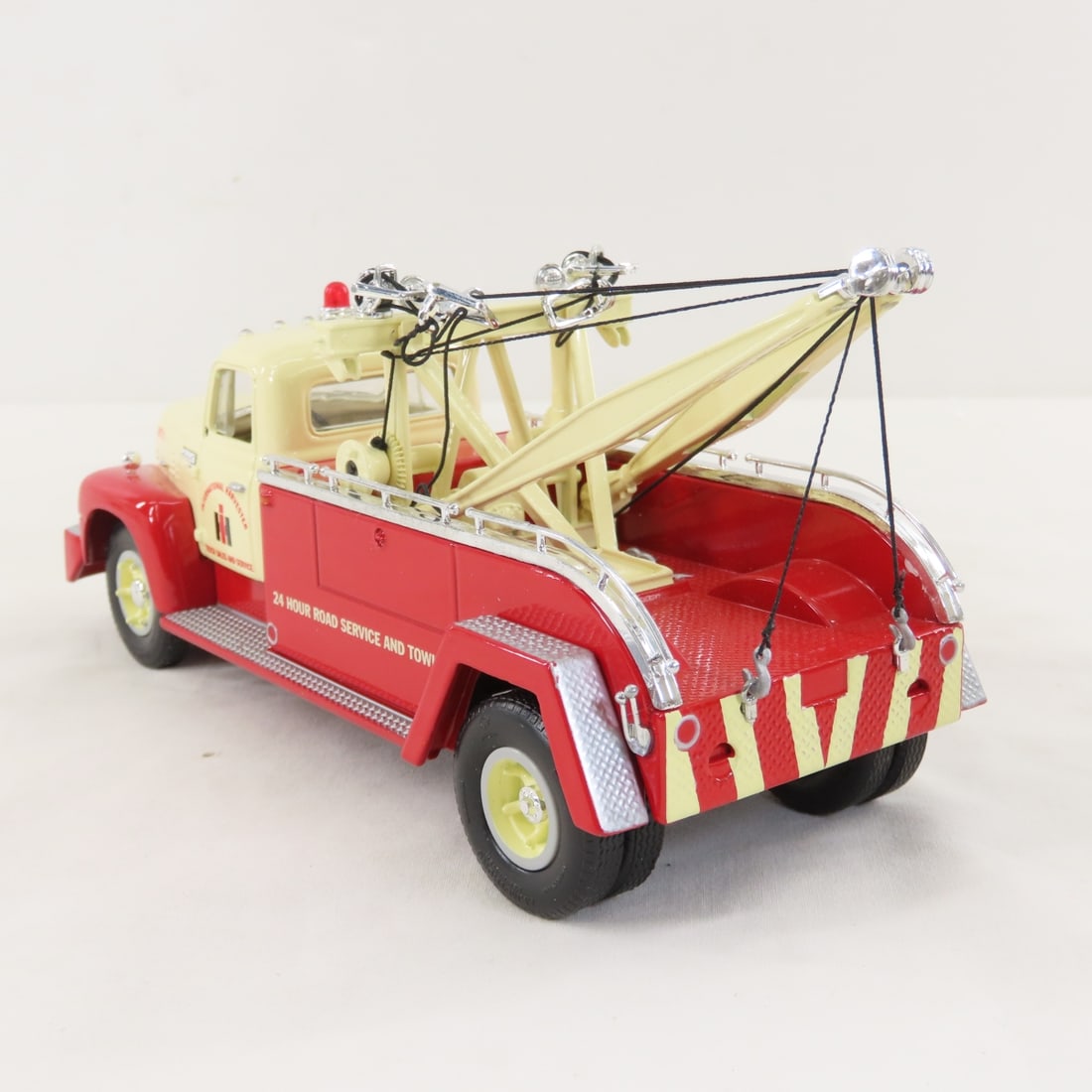 1st Gear 1:34 1957 INTL Harvester R200 Tow Truck - 3