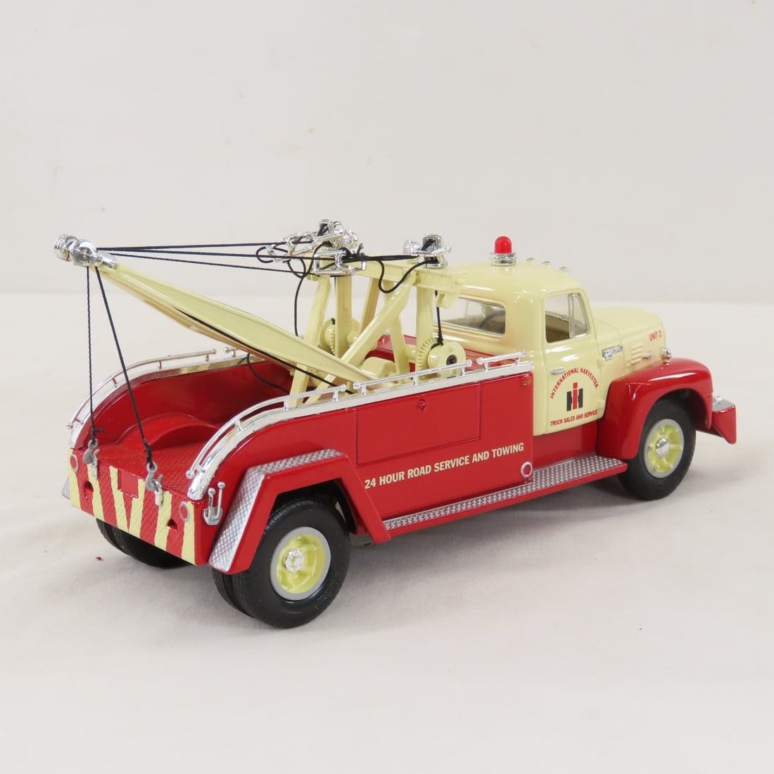 1st Gear 1:34 1957 INTL Harvester R200 Tow Truck - 5