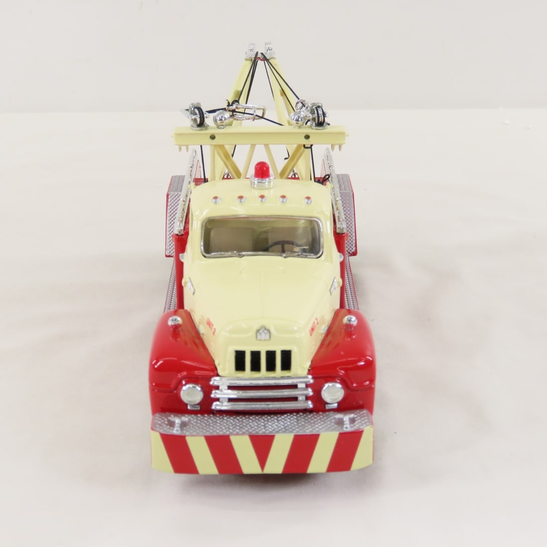 1st Gear 1:34 1957 INTL Harvester R200 Tow Truck - 8