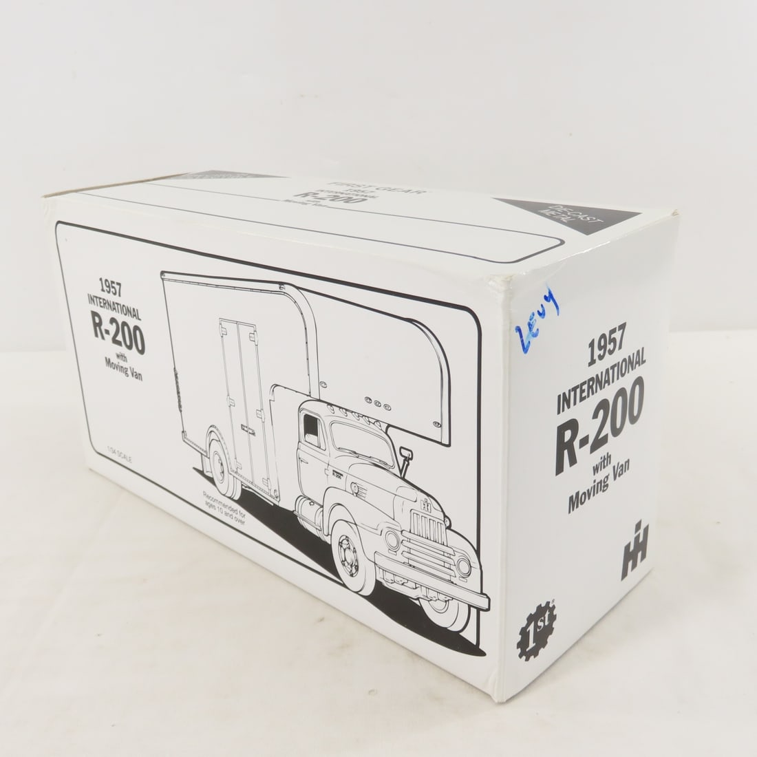 1st Gear 1:34 J. Levy & Son INTL R200 w/Moving Van - 13