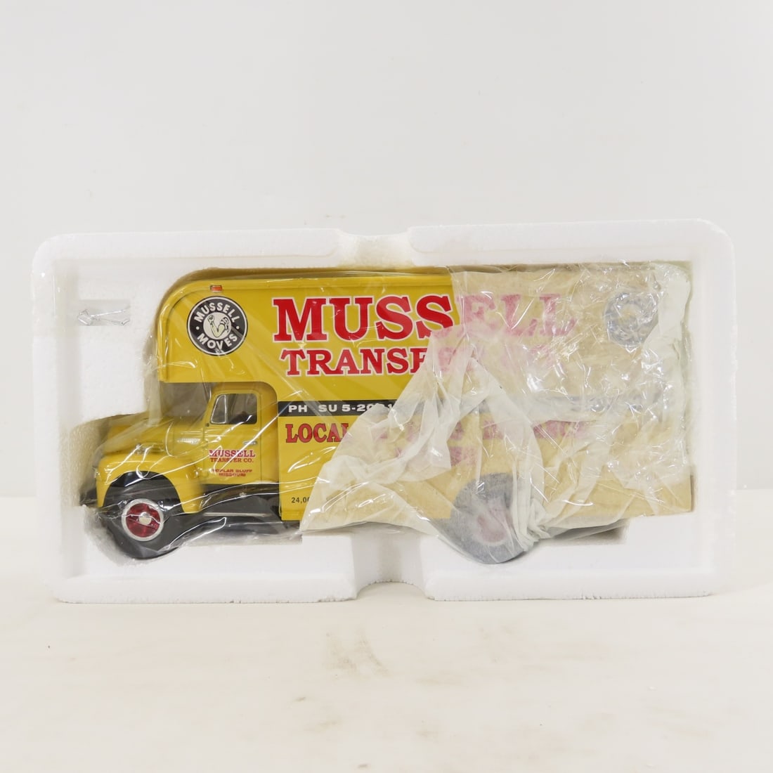 1st Gear 1:34 Mussell Trans INTL R200 w/Moving Van - 2