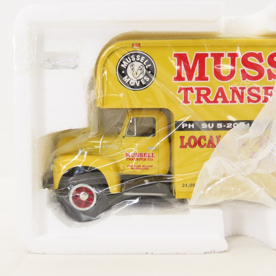 1st Gear 1:34 Mussell Trans INTL R200 w/Moving Van - 3