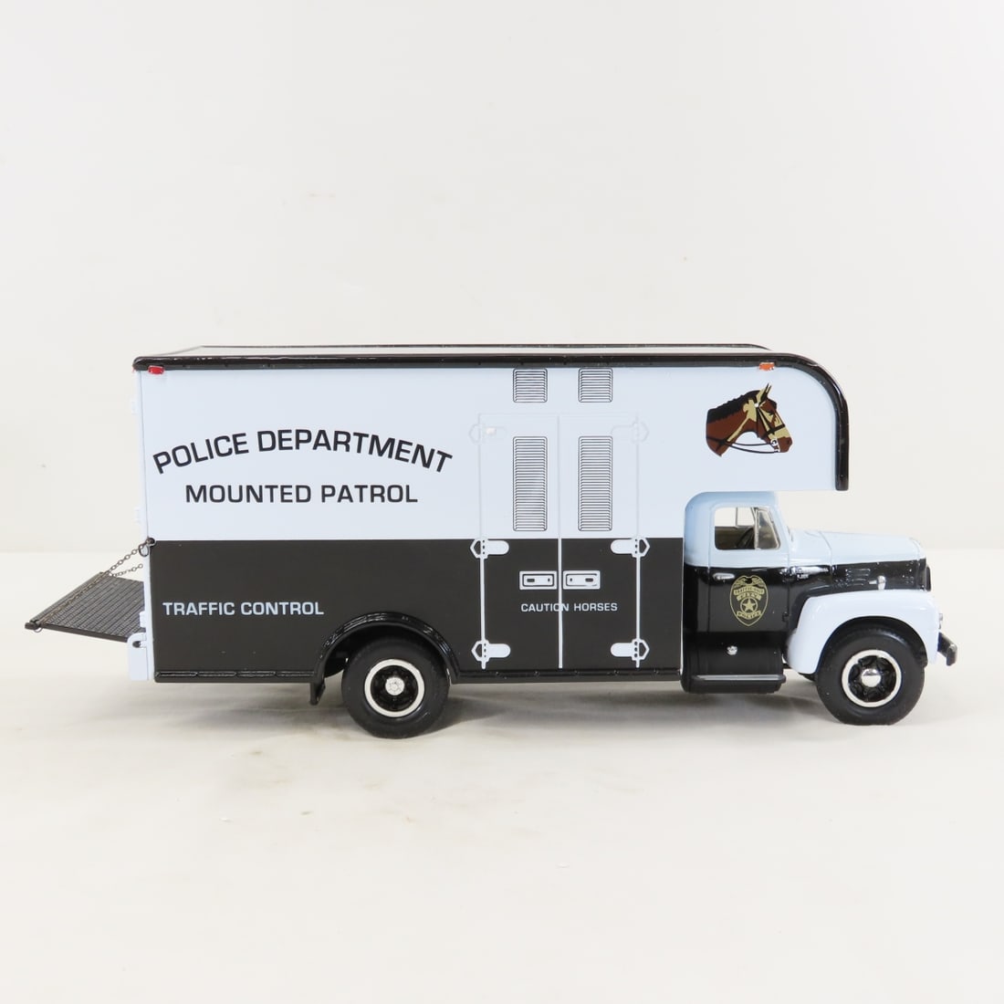 1st Gear Police Patrol 1957 INTL R200 w/Moving Van - 6