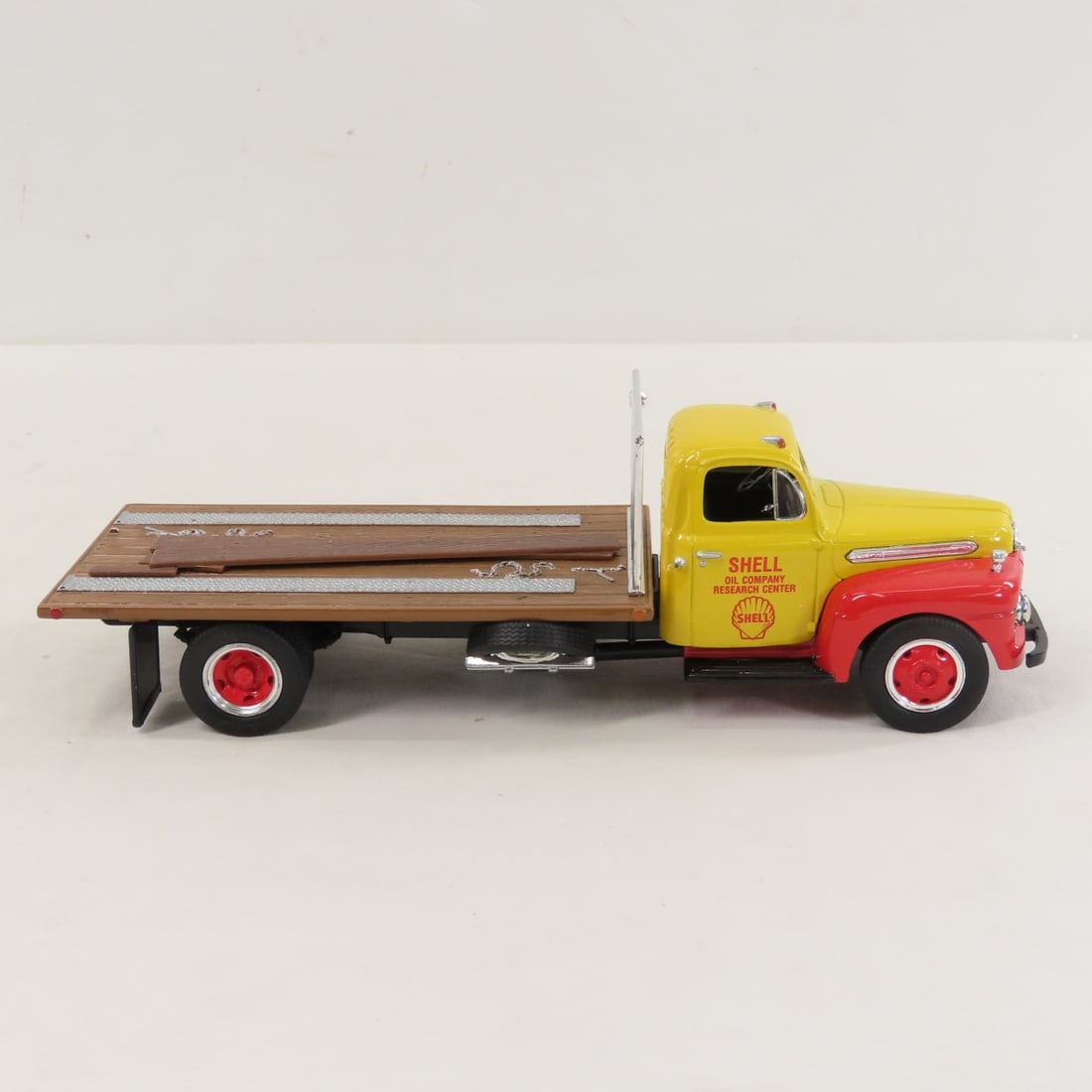 1st Gear 1:34 Ford Shell Oil Stock Car & Flatbed - 4