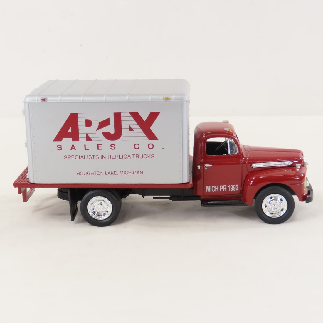 1st Gear 1:34 ARJAY 1951 Ford F6 Dry Goods Van - 6