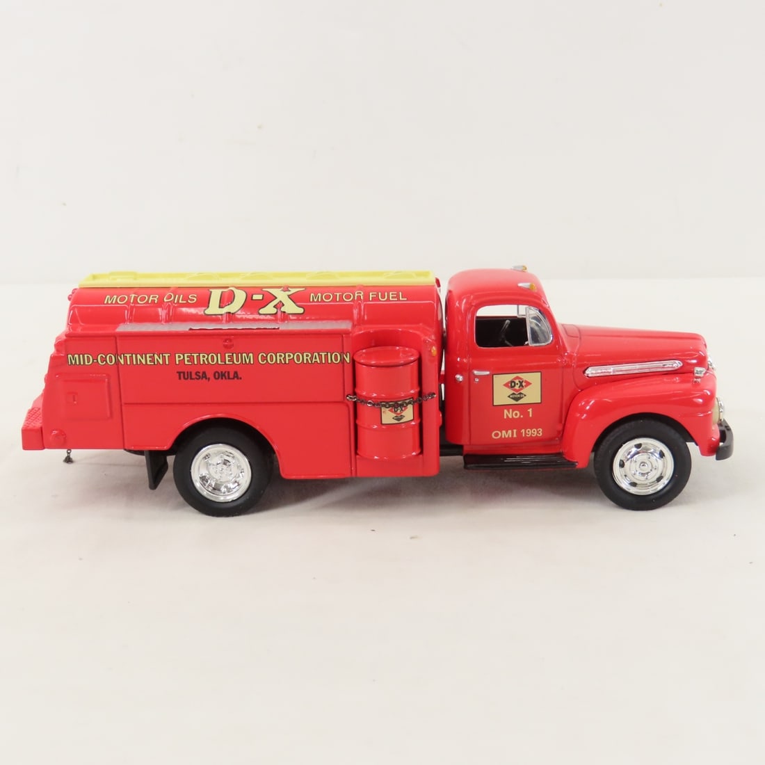 1st Gear 1:34 Mid-Continent Ford F6 Fuel Tanker - 6