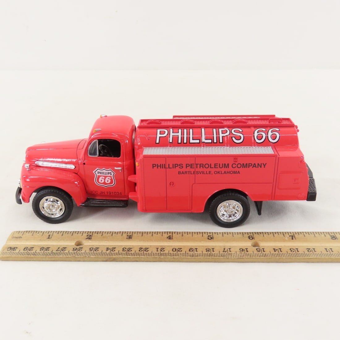 1st Gear 1:34 Phillips 66 1951 Ford F6 Fuel Tanker - 2