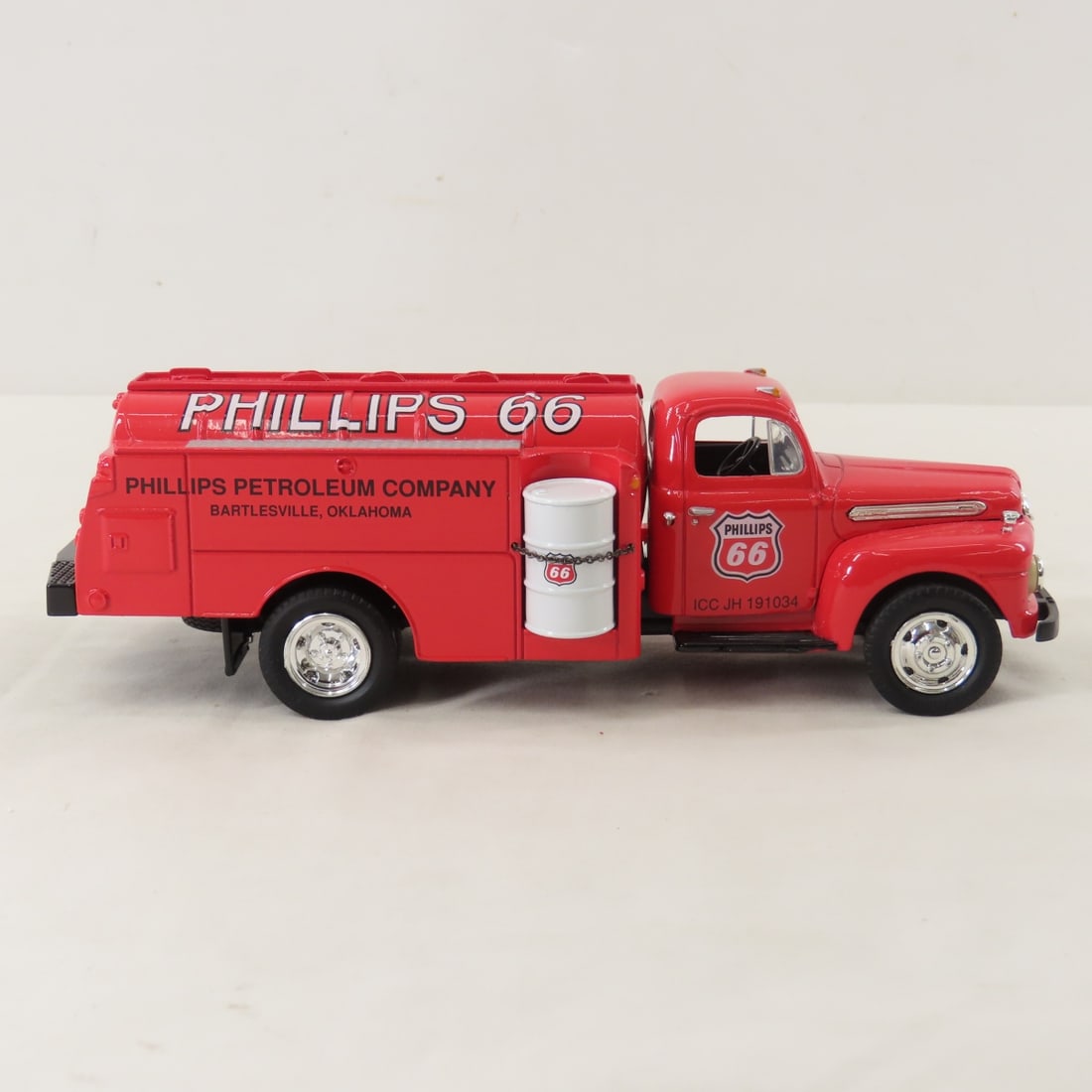 1st Gear 1:34 Phillips 66 1951 Ford F6 Fuel Tanker - 6