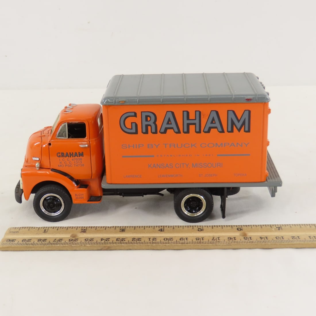 1st Gear 1:34 Graham GMC 1952 Dry Goods Van - 2