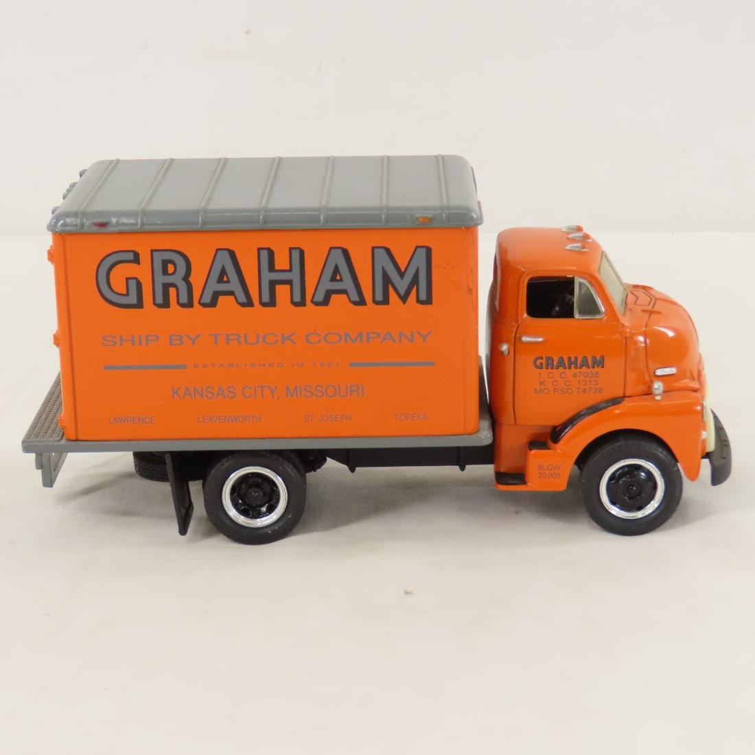 1st Gear 1:34 Graham GMC 1952 Dry Goods Van - 6
