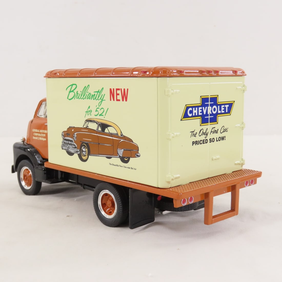 1st Gear 1:34 Chevrolet GMC 1952 Insulated Van - 3