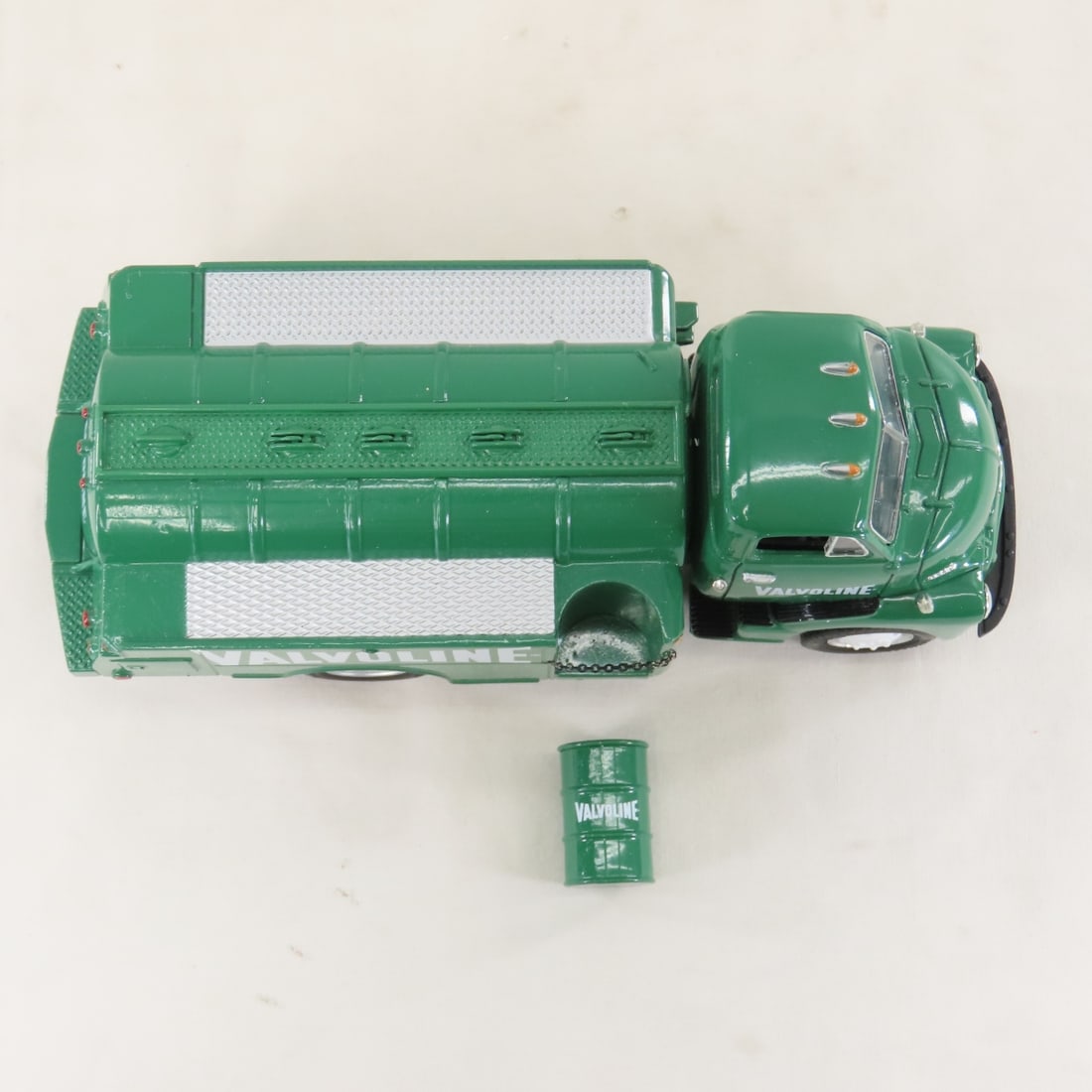1st Gear 1:34 Valvoline GMC 1952 Fuel Tanker - 10