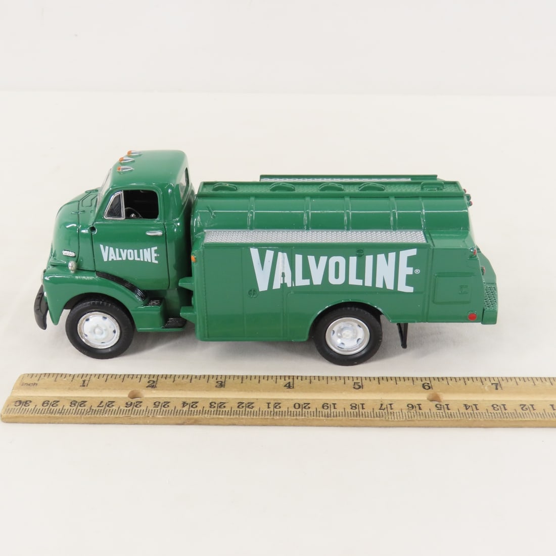 1st Gear 1:34 Valvoline GMC 1952 Fuel Tanker - 2