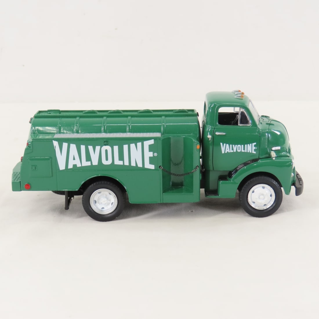 1st Gear 1:34 Valvoline GMC 1952 Fuel Tanker - 7
