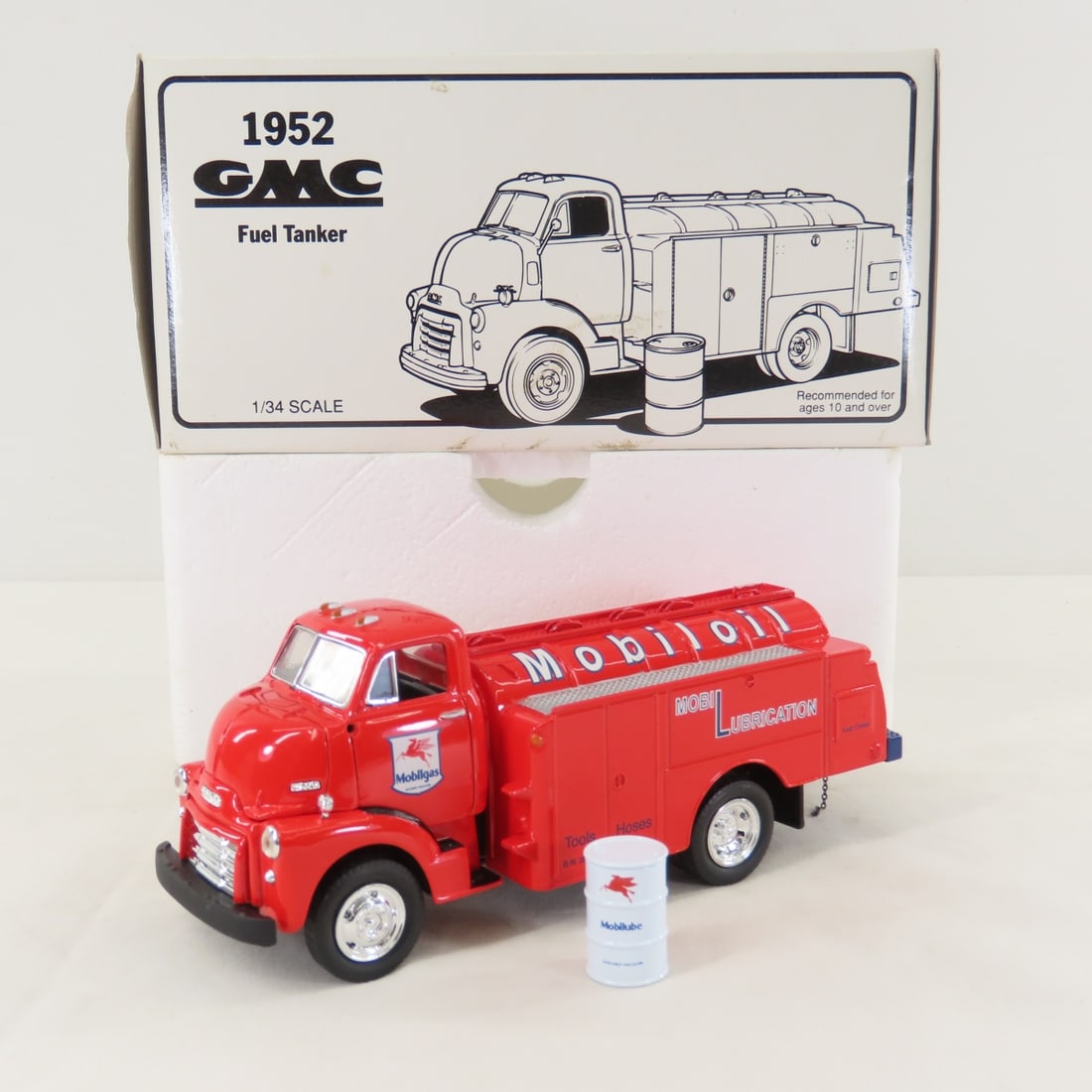 1st Gear 1:34 Mobil Lube GMC 1952 Fuel Tanker (1 of 18)