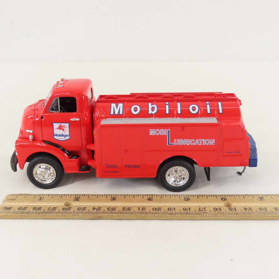 1st Gear 1:34 Mobil Lube GMC 1952 Fuel Tanker - 2
