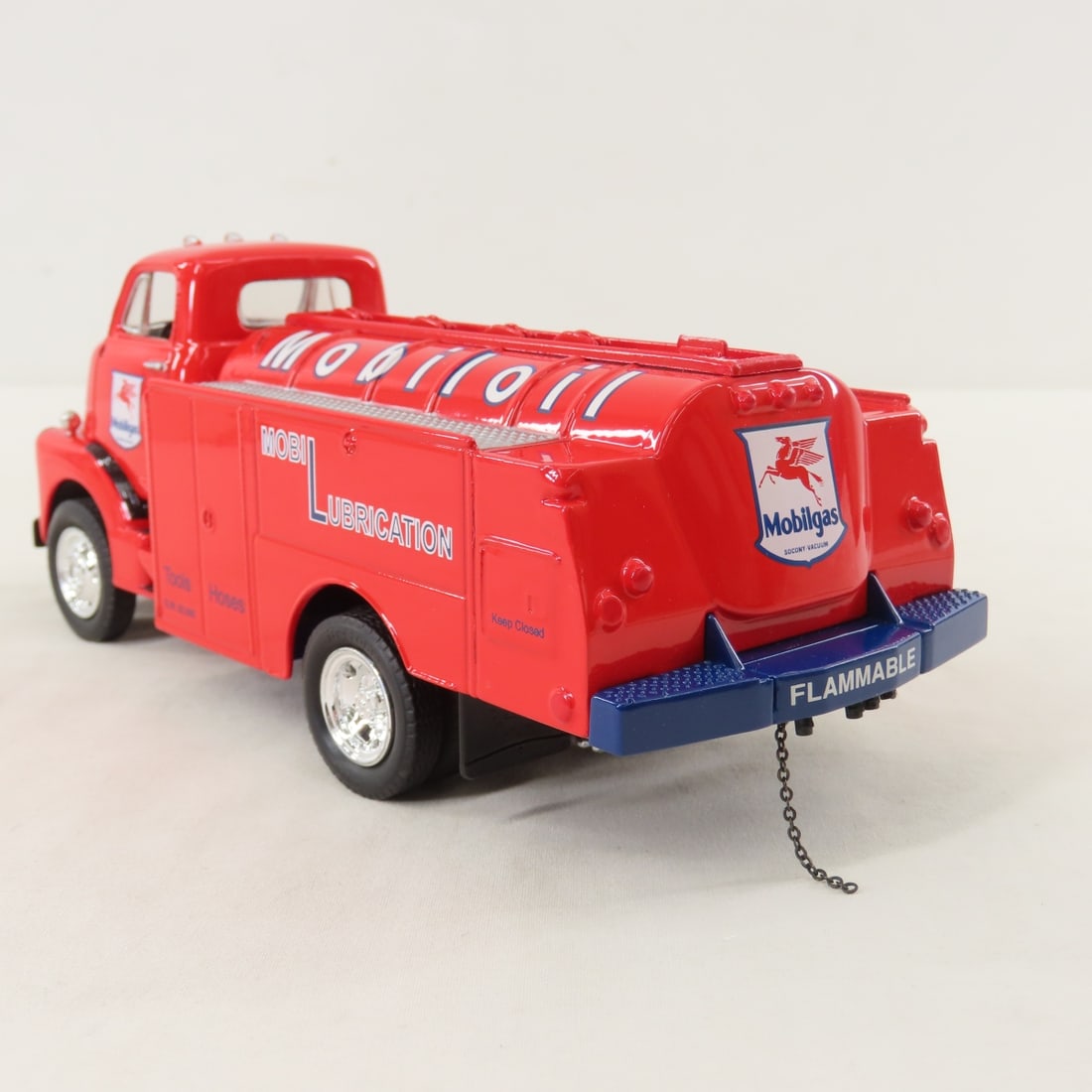 1st Gear 1:34 Mobil Lube GMC 1952 Fuel Tanker - 3