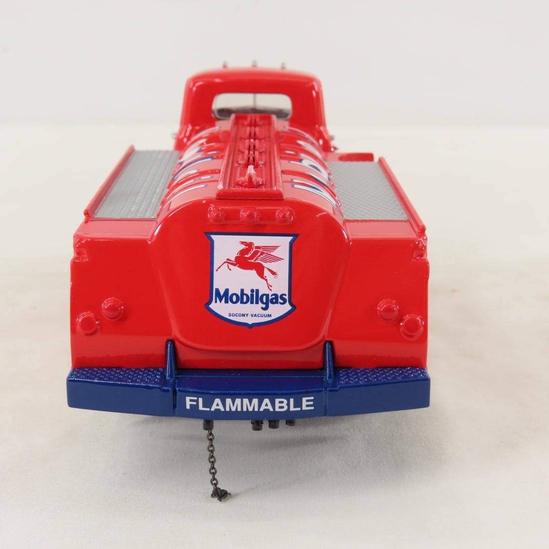 1st Gear 1:34 Mobil Lube GMC 1952 Fuel Tanker - 4