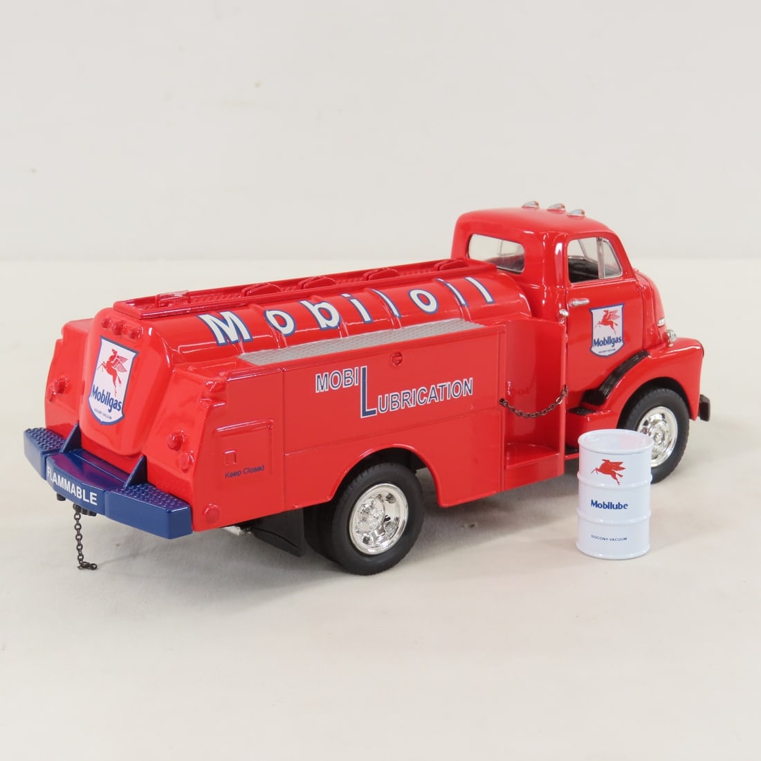 1st Gear 1:34 Mobil Lube GMC 1952 Fuel Tanker - 5