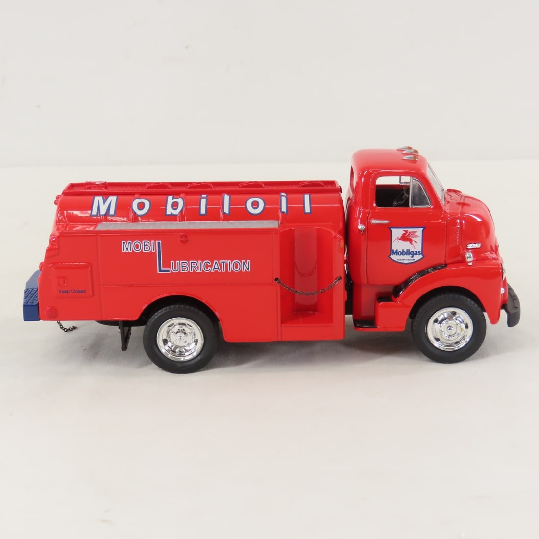 1st Gear 1:34 Mobil Lube GMC 1952 Fuel Tanker - 6