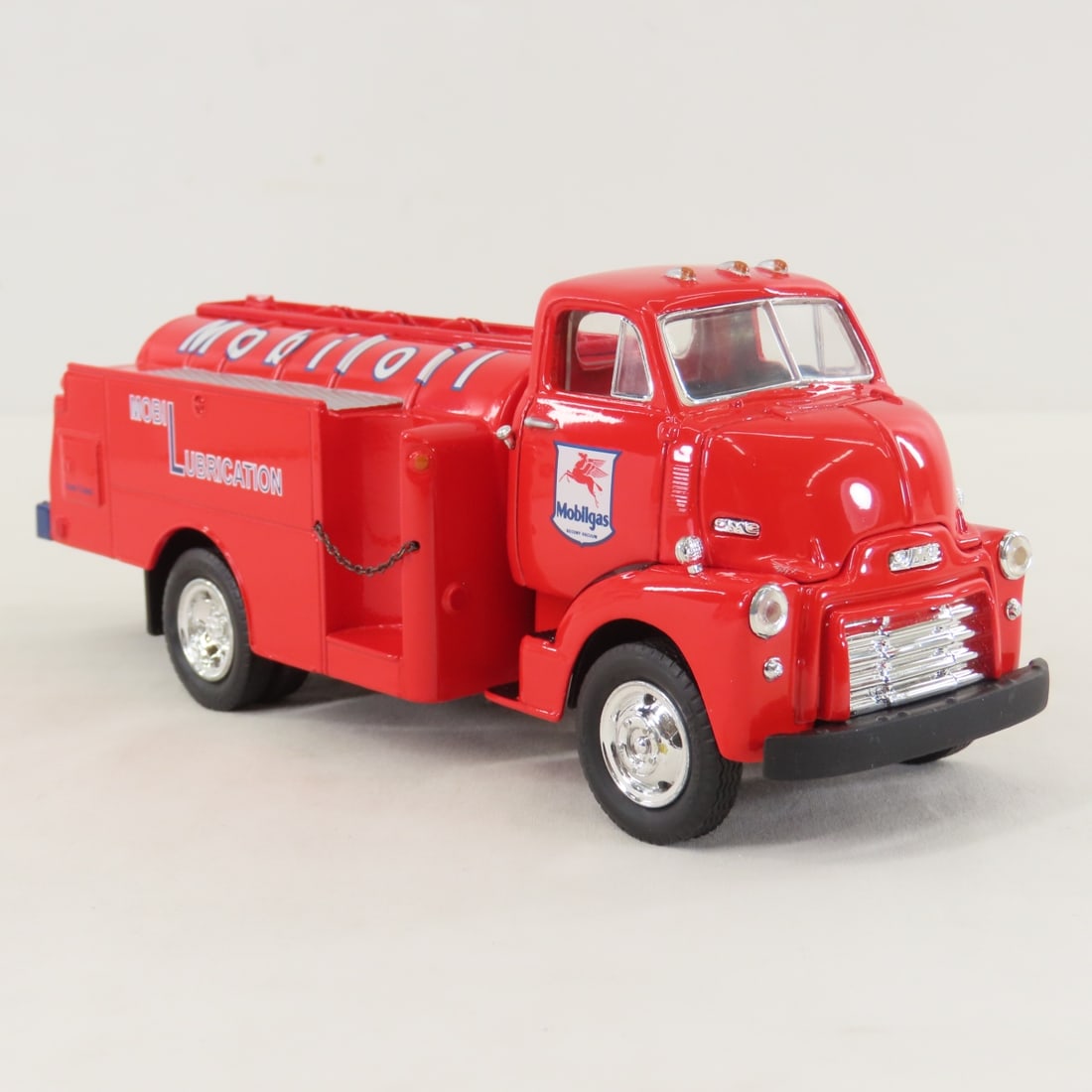 1st Gear 1:34 Mobil Lube GMC 1952 Fuel Tanker - 7