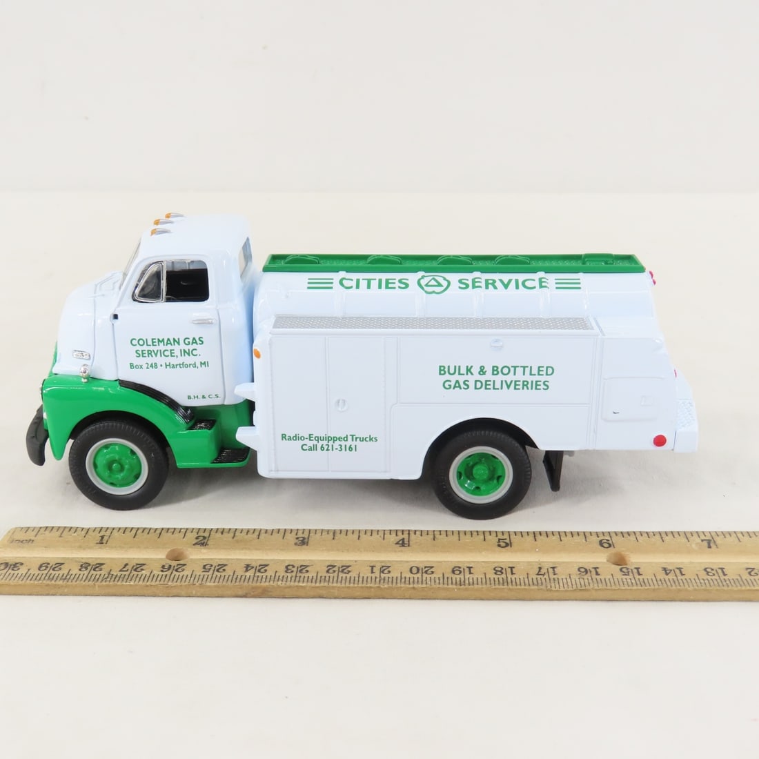 1st Gear 1:34 Cities Service GMC 1952 Fuel Tanker - 2