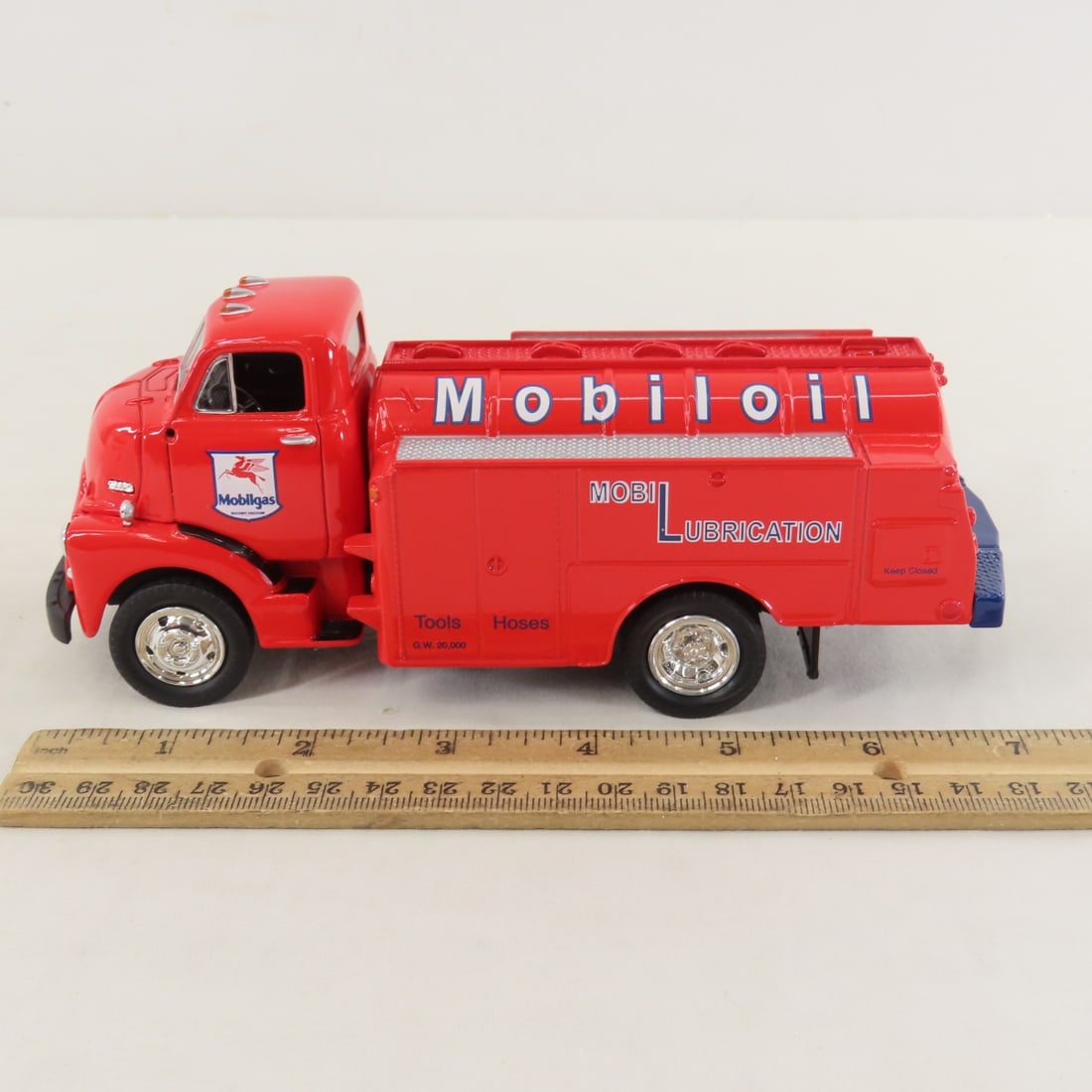 1st Gear 1:34 Mobil Lube GMC 1952 Fuel Tanker - 2