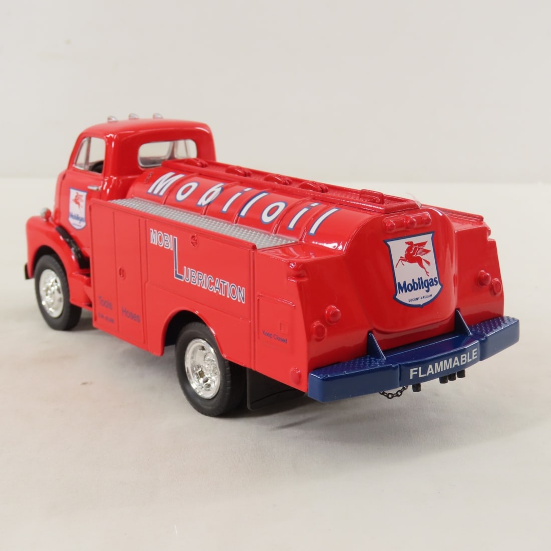 1st Gear 1:34 Mobil Lube GMC 1952 Fuel Tanker - 3
