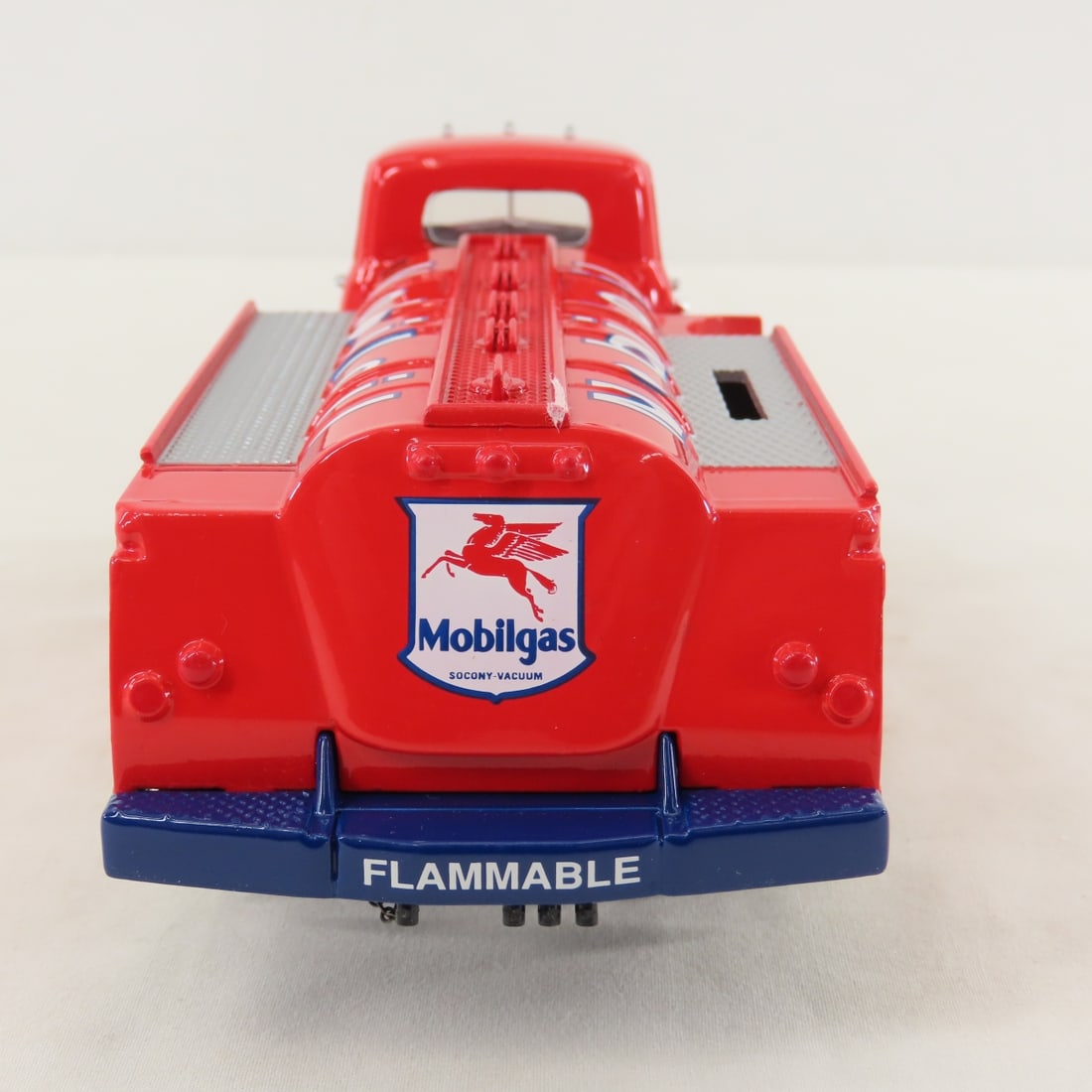 1st Gear 1:34 Mobil Lube GMC 1952 Fuel Tanker - 4