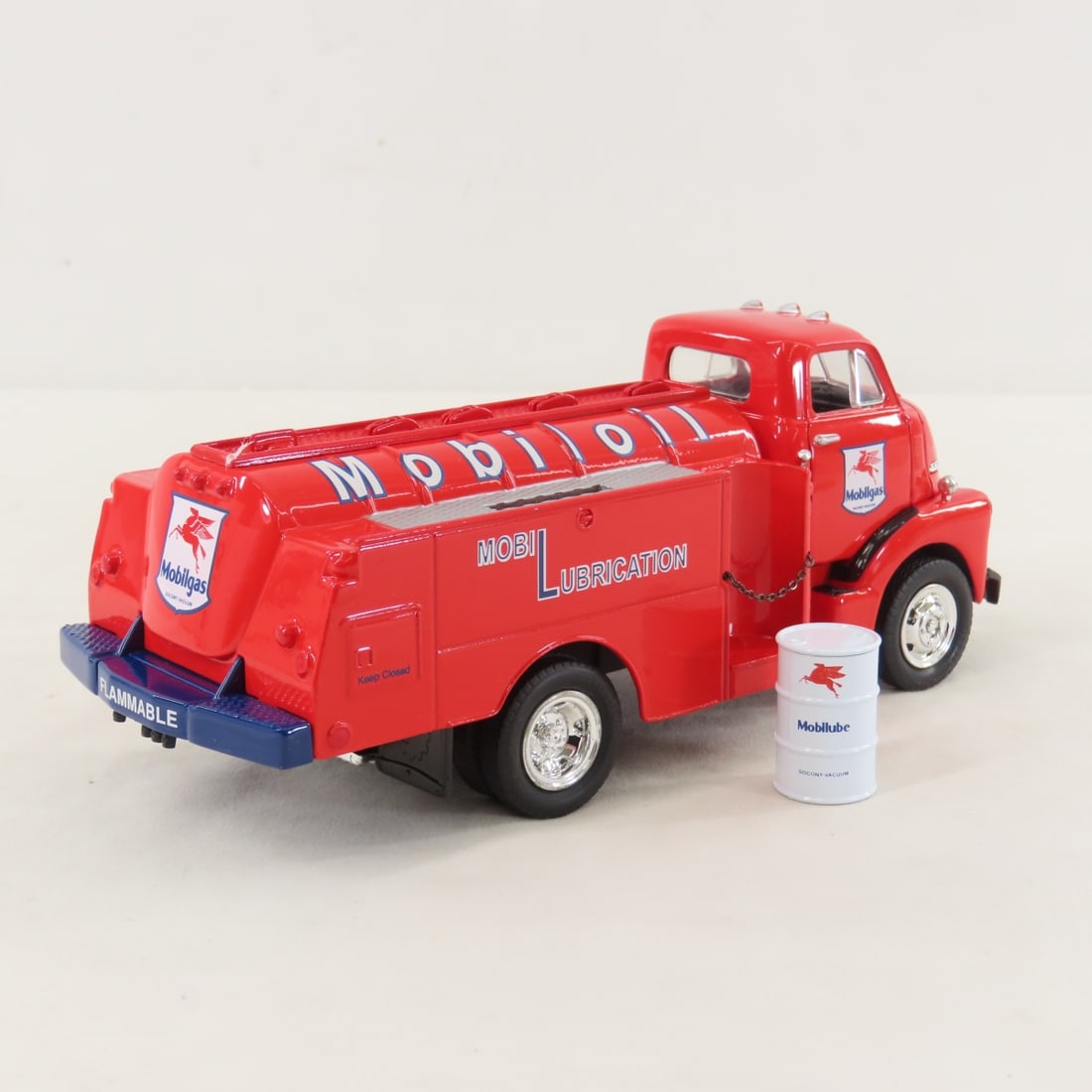 1st Gear 1:34 Mobil Lube GMC 1952 Fuel Tanker - 5