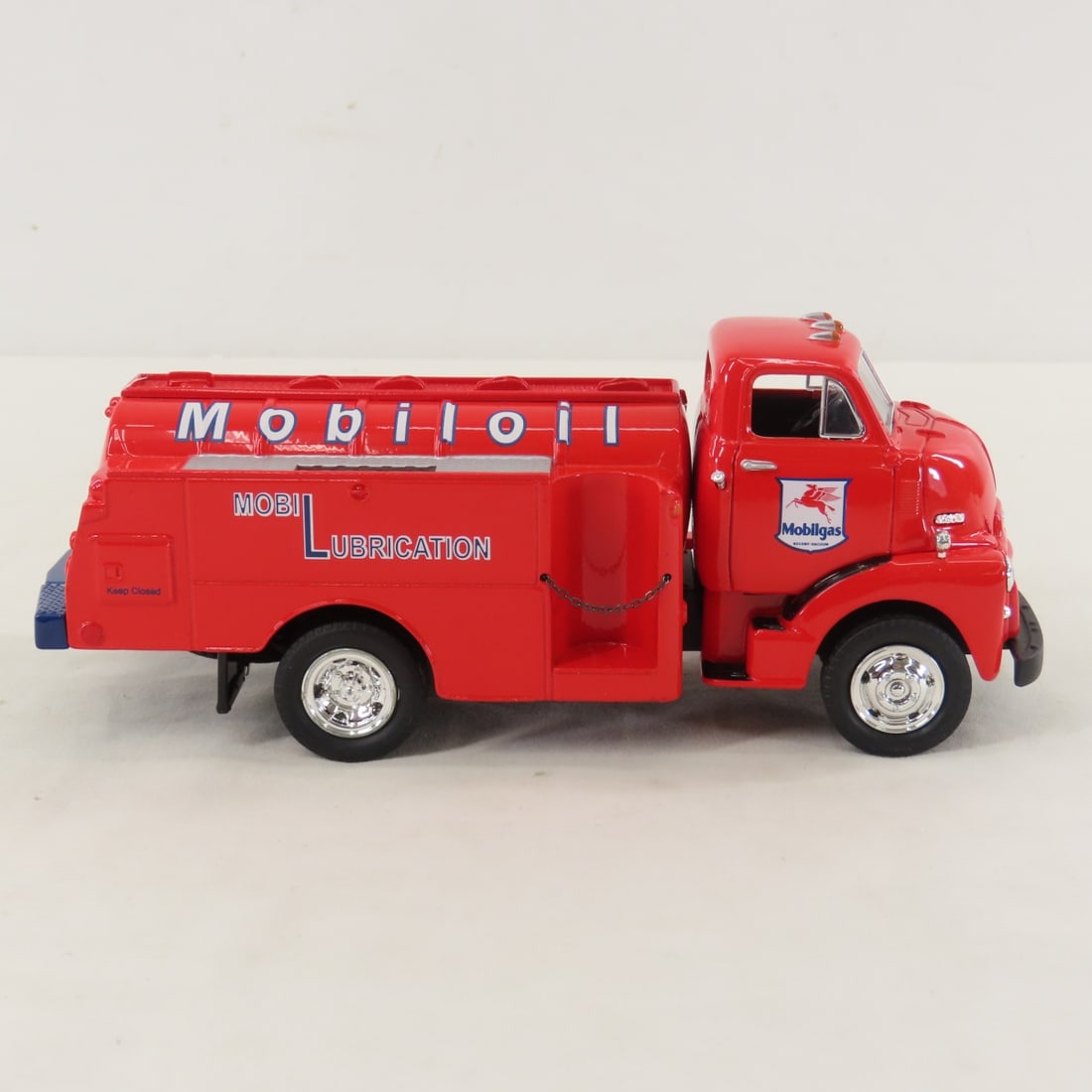 1st Gear 1:34 Mobil Lube GMC 1952 Fuel Tanker - 6