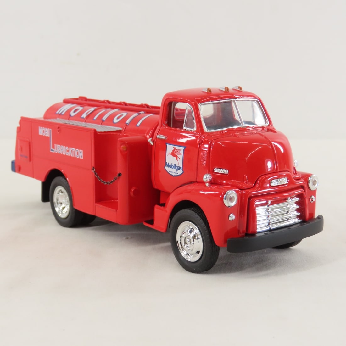 1st Gear 1:34 Mobil Lube GMC 1952 Fuel Tanker - 7