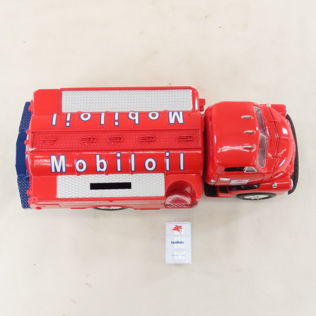 1st Gear 1:34 Mobil Lube GMC 1952 Fuel Tanker - 9