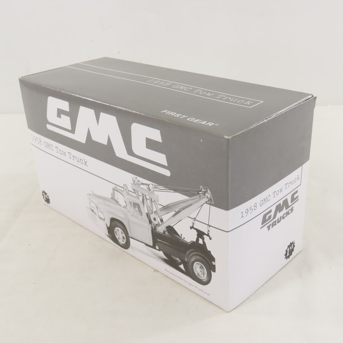 1st Gear 1:34 Diecast Chevrolet 1958 GMC Tow Truck - 15