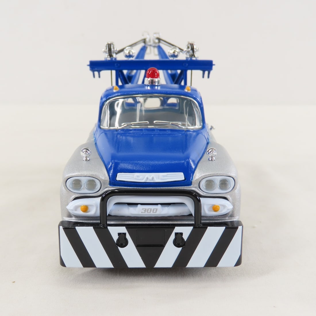 1st Gear 1:34 Diecast Chevrolet 1958 GMC Tow Truck - 8