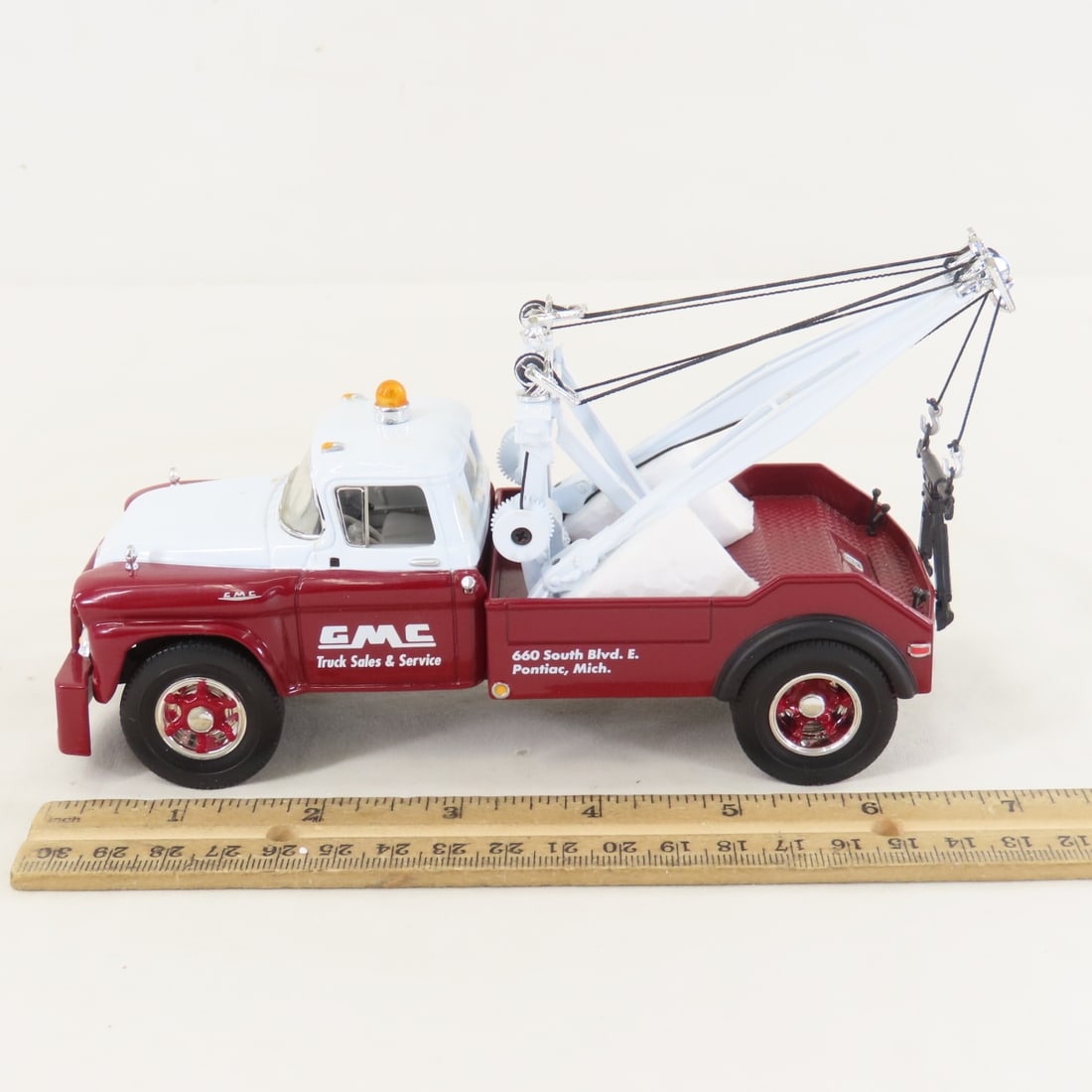 1st Gear 1:34 Diecast Wrecker 1958 GMC Tow Truck - 2