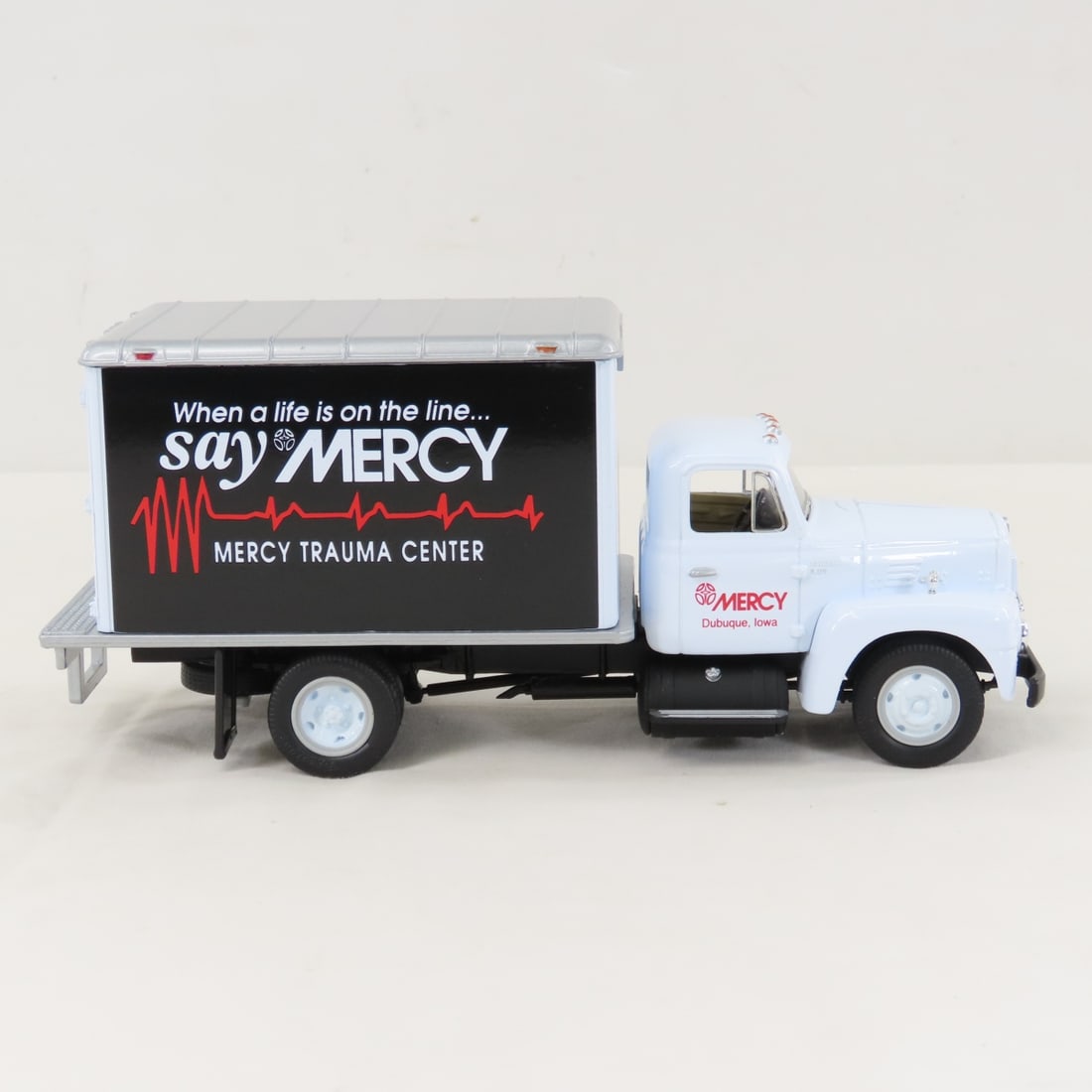 1st Gear Trauma Ctr 1957 INTL R190 w/Dry Goods Van - 6